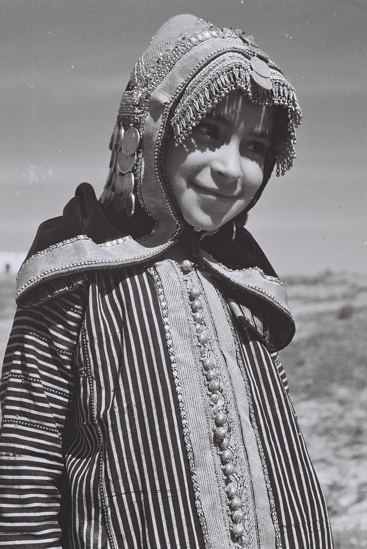 A Jewish Yemenite Girl In Traditional Dress (Gargush, Yemen) | Jewish ...