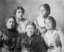 Sophie Szold with Daughters Henrietta, Rachel, Adele, and Bertha, 1899