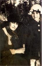 Beatrice Alexander with her daughter Mildred, circa the 1920s