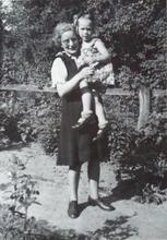 Clementine Bern-Zernik holding Marijke Hartsuiker, c. 1947