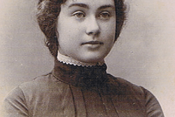 Anna Margolin, 1903