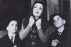 Molly Picon and Children in "Oy is Dus a Leben," 1942