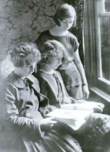 Anna Gertie and Rose Sokolow, circa 1925
