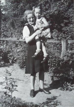 Clementine Bern-Zernik holding Marijke Hartsuiker, c. 1947