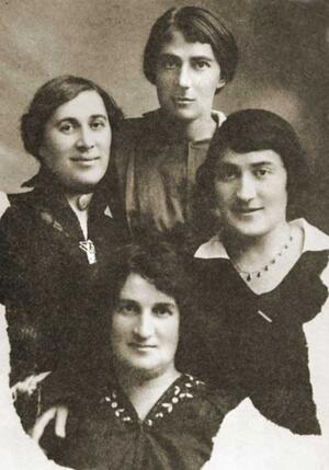 Rahel Bluwstein with her Sisters