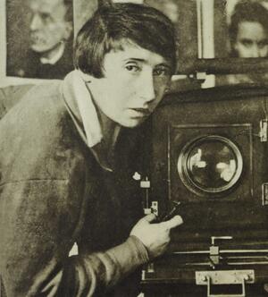 Trude Fleischmann posing with a camera