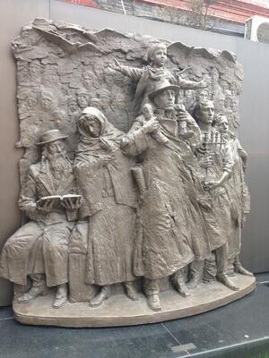Statue of Jewish Refugees in Shanghai 