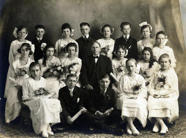 Free Evangelical Brethren Church Confirmation Class, 1920