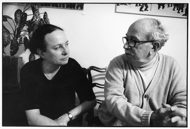 Barbara Kirshenblatt-Gimblett (left) sitting beside and speaking with her father Mayer Kirshenblatt (right)