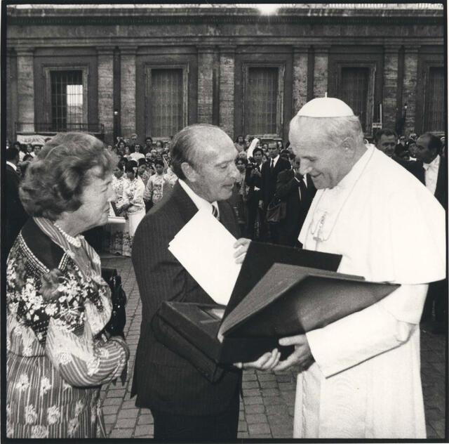 Isabelle and Leonard Goldenson with Pope John Paul II