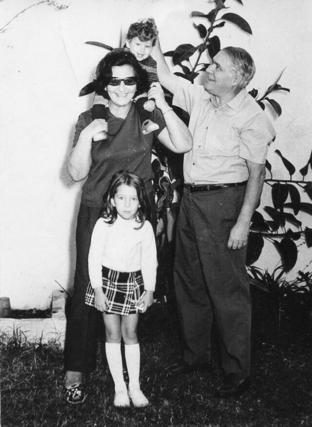 Leike Kogan and her husband Samuel/Tzalel Blitz and their grandchildren