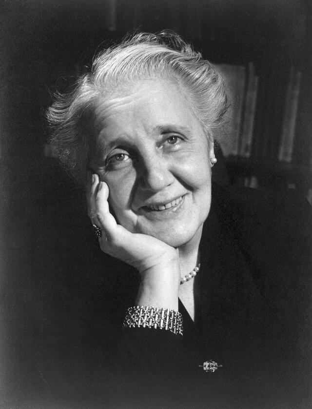 An older Melanie Klein, smiling with her face in her hand