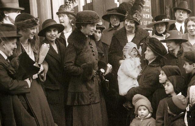 Margaret Sanger and Fania Mindell on courthouse steps, 1917
