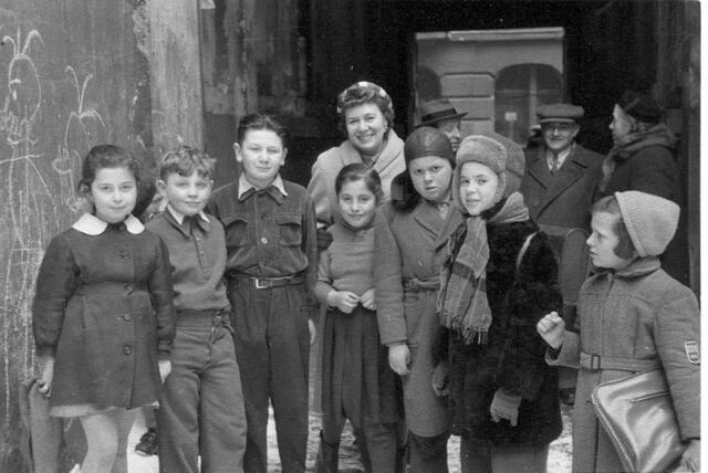 Charlotte Jacobson with Jewish children in Lodz, Poland, 1958