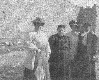 Henrietta and Sophie Szold in Jerusalem, 1909