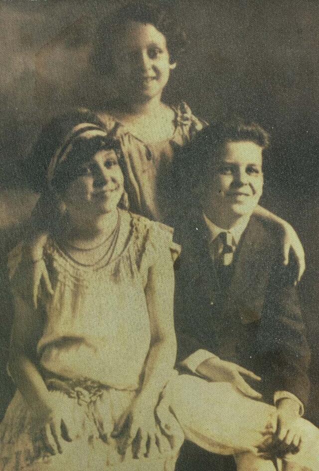 Miriam Rayman Solomon with Siblings, circa 1928